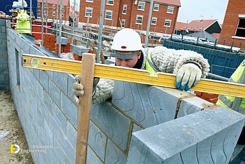 A088-00949_Bricklayer_using_a_spirit_level.jpg