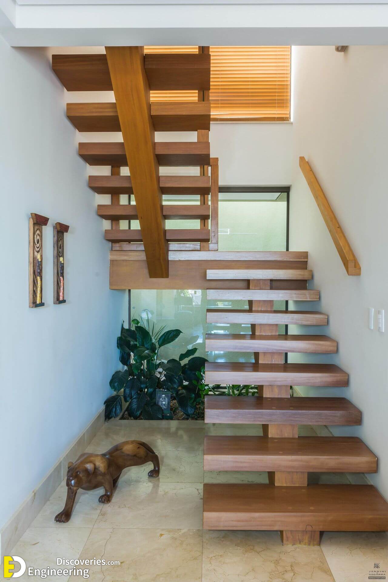 decoracao-escada-de-madeira-janninisagarraarquitetura-55114-proportional-height_cover_medium.jpg