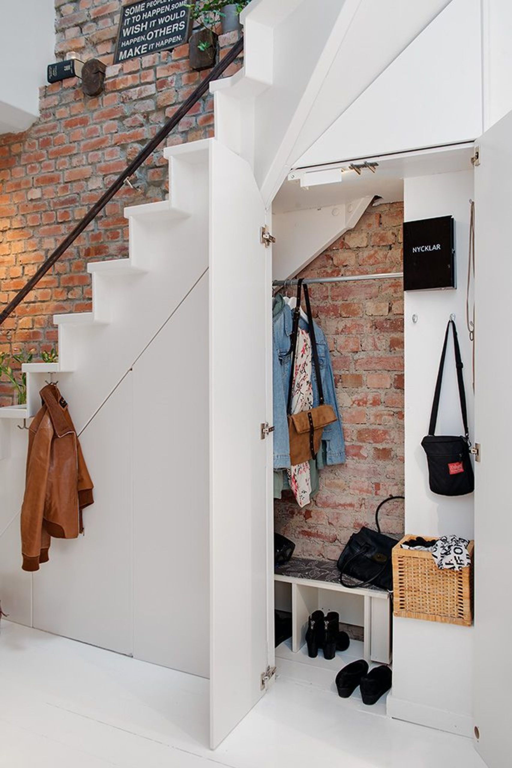 rangements-sous-escalier-4-scaled.jpg