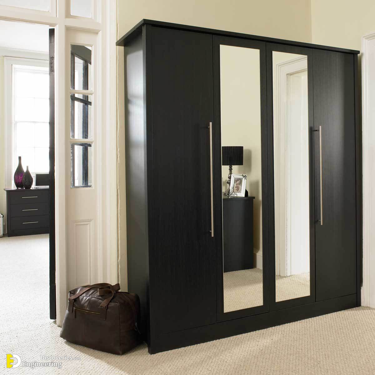 Wardrobe-In-Dubai-With-Central-Mirror-Doors.jpg