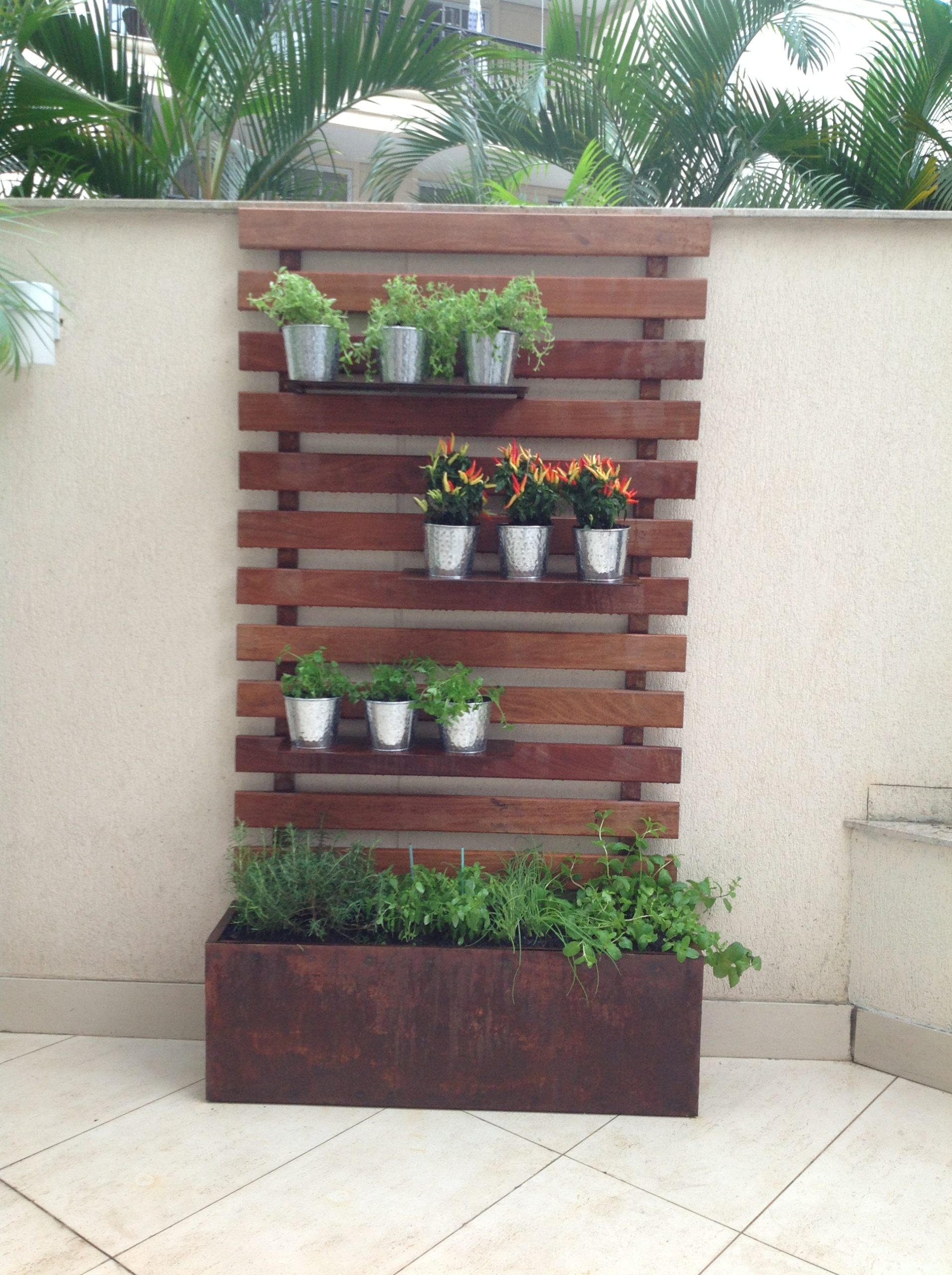 horta-vertical-painel-em-madeira-com-jardineira-e-prateleiras-em-ac3a7o-corten-scaled.jpg