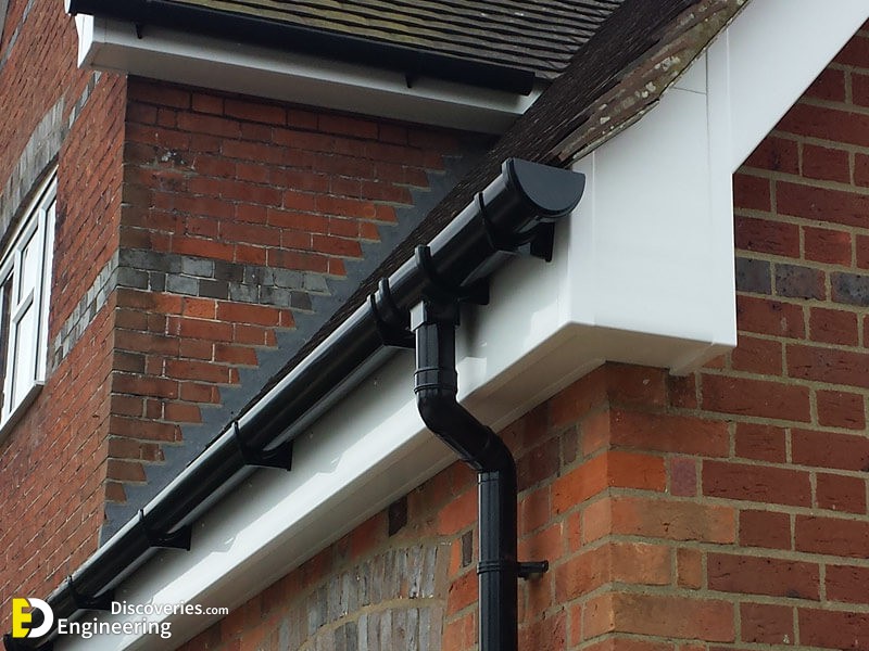 white-plain-soffits-fascia-and-black-deep-round-guttering.jpg