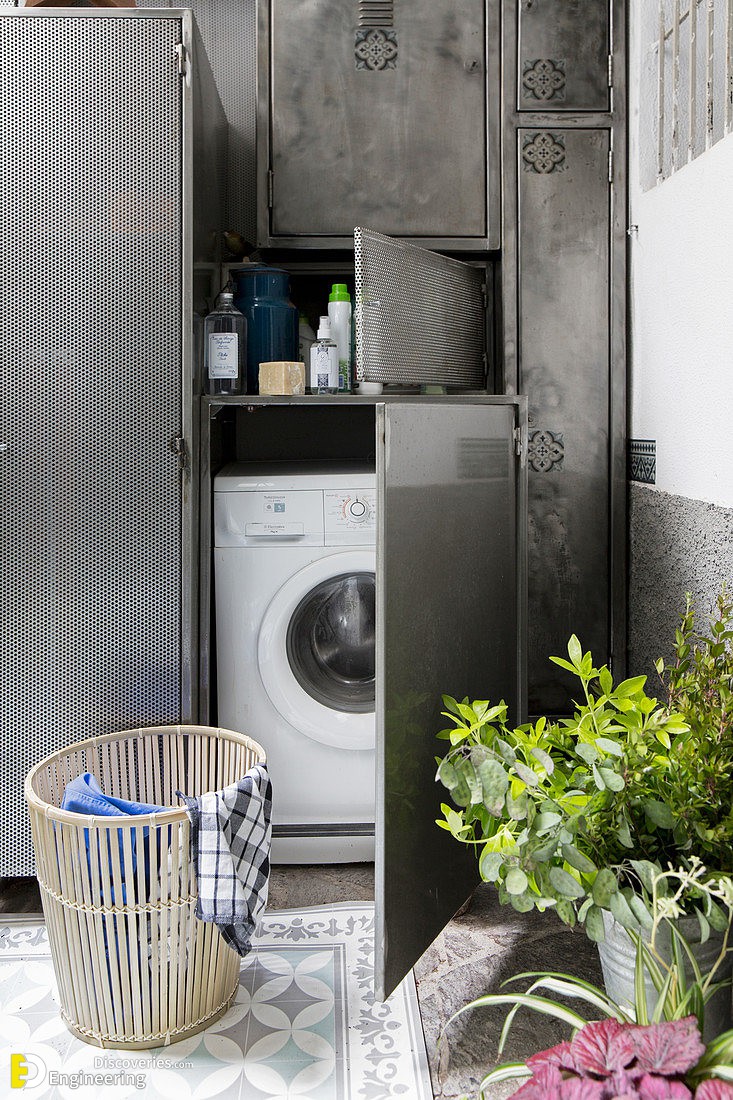 13172319-Washing-machine-and-accessories-stored-in-metal-cupboard-on-balcony.jpg