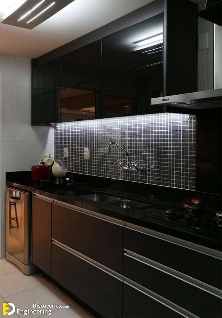 1166542560-a-luz-de-led-embutida-no-armario-aereo-realca-a-presenca-da-pastilha-preta-na-cozinha-fonte-pinterest.jpg