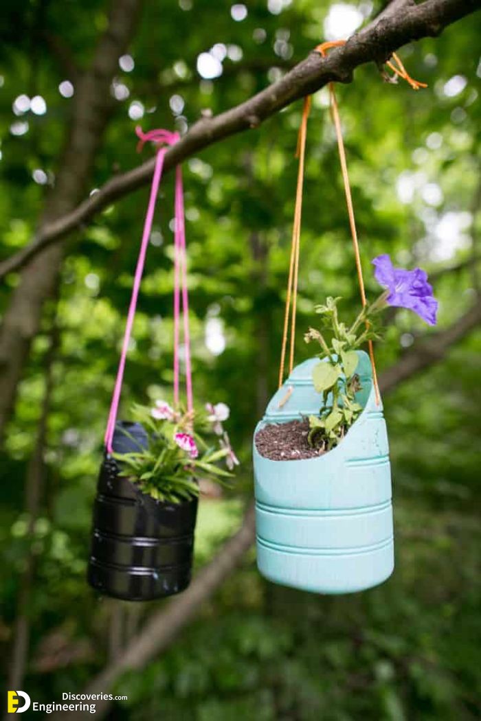 que-faire-avec-de-bouteilles-en-plastique-recyclees-idee-pot-de-fleur-recup-suspendu-sur-une-branche-d-arbre.jpg