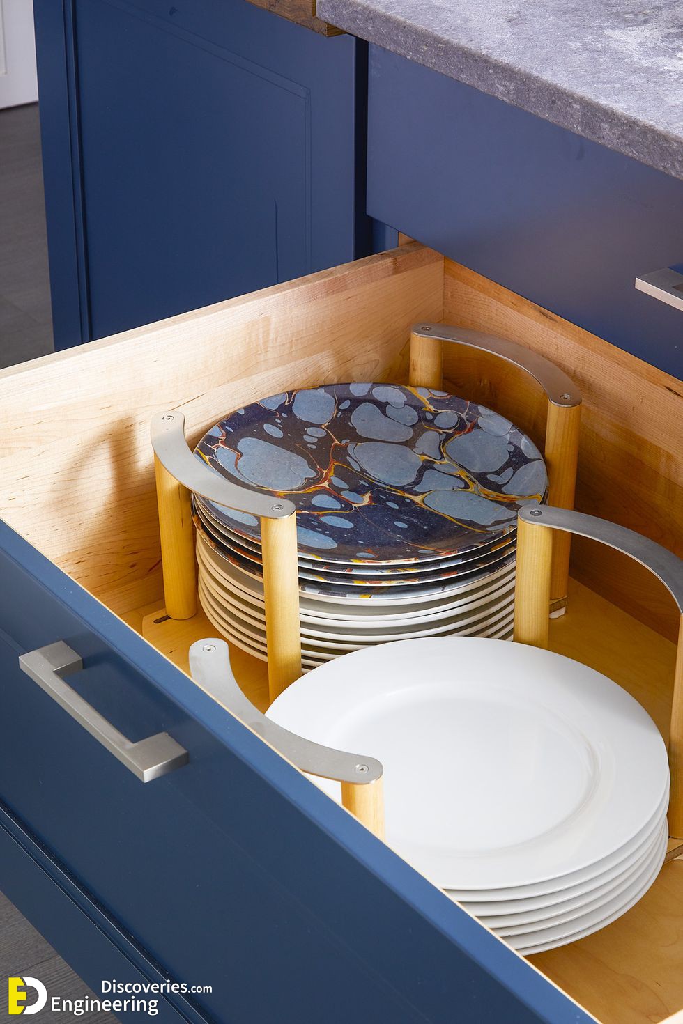 3-kitchen-organization-ideas-plates-1621003122.jpg