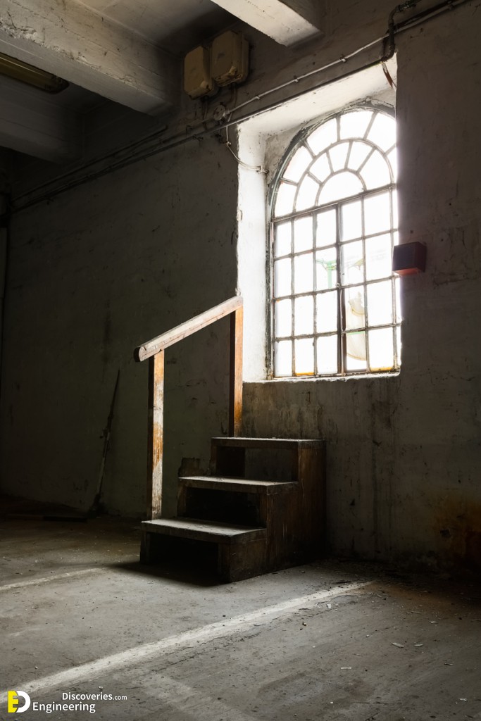 4-shutterstock_179183270-Unbelievable-Construction-Fails-That-Really-Happened-Bad-Door-Or-Window-with-stairs.jpg.pro-cmg-scaled-1.jpg