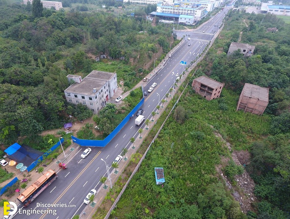 3-4EC1B28B00000578-6019591-The_house_is_one_of_many_examples_of_nail_houses_in_China_where_-a-15_1533220027823.jpg