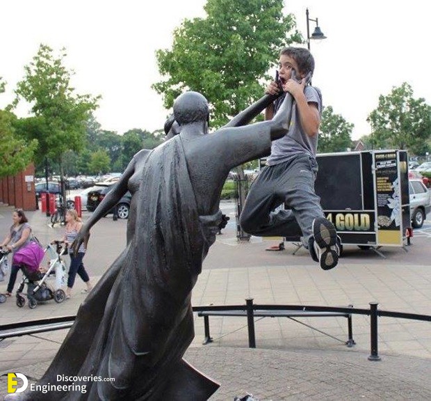 People Playing With Statues | Funny people pictures, Funny poses, Funny  photos