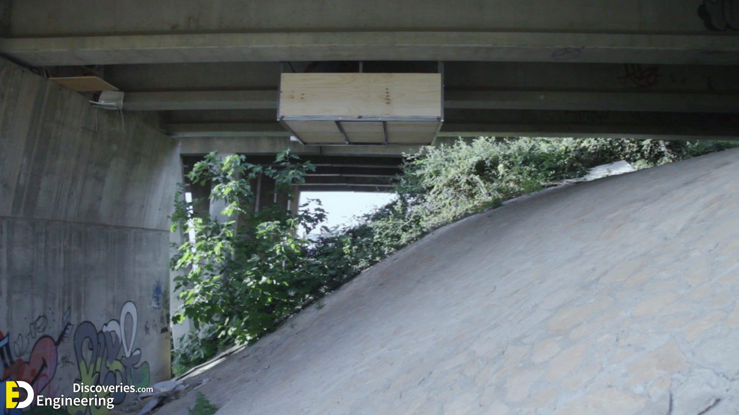 fernando-abellanas-suspends-secret-studio-under-a-bridge-in-valencia-14-1500x843-1.jpg