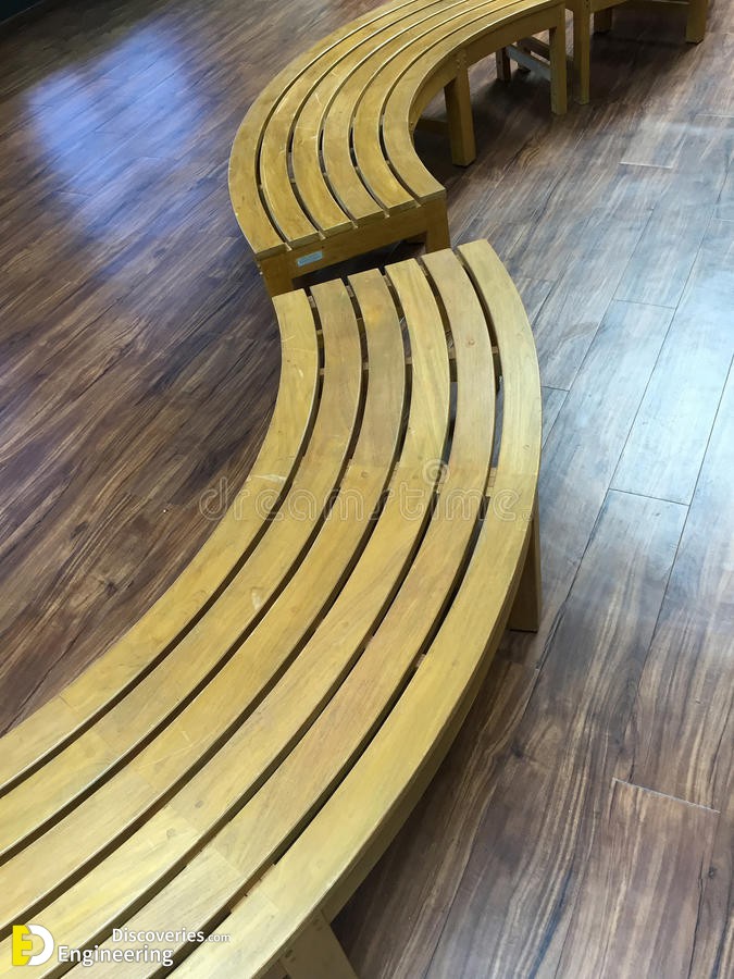 banco-de-madeira-curvado-no-fundo-do-revestimento-90258018.jpg