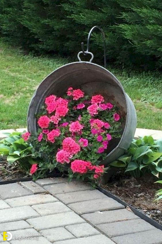 Stunning-Spilled-Flower-Pot-Ideas-for-Your-Garden-3.jpg