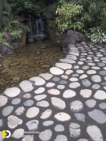 japanese-garden-at-butchart-gardens-vancouver-island-british-columbia-canada_u-l-p3vq9v0.jpg