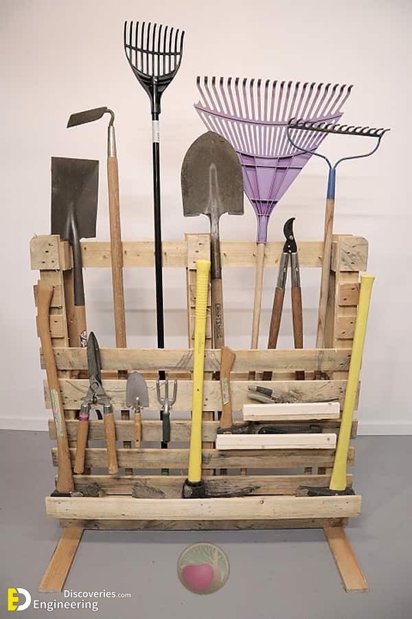 pallet-garden-tool-storage-with-long-tools-front-shelves-and-dowel-holder-tools.jpg