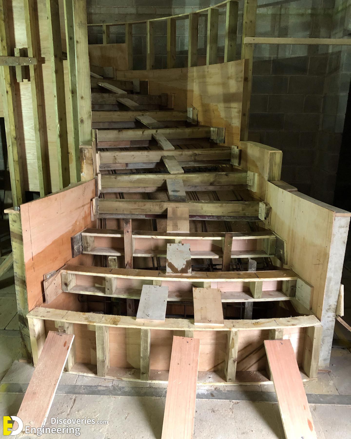1-engineering-discoveries-302B-pictures-showing-rcc-concrete-stairs-under-construction.jpg