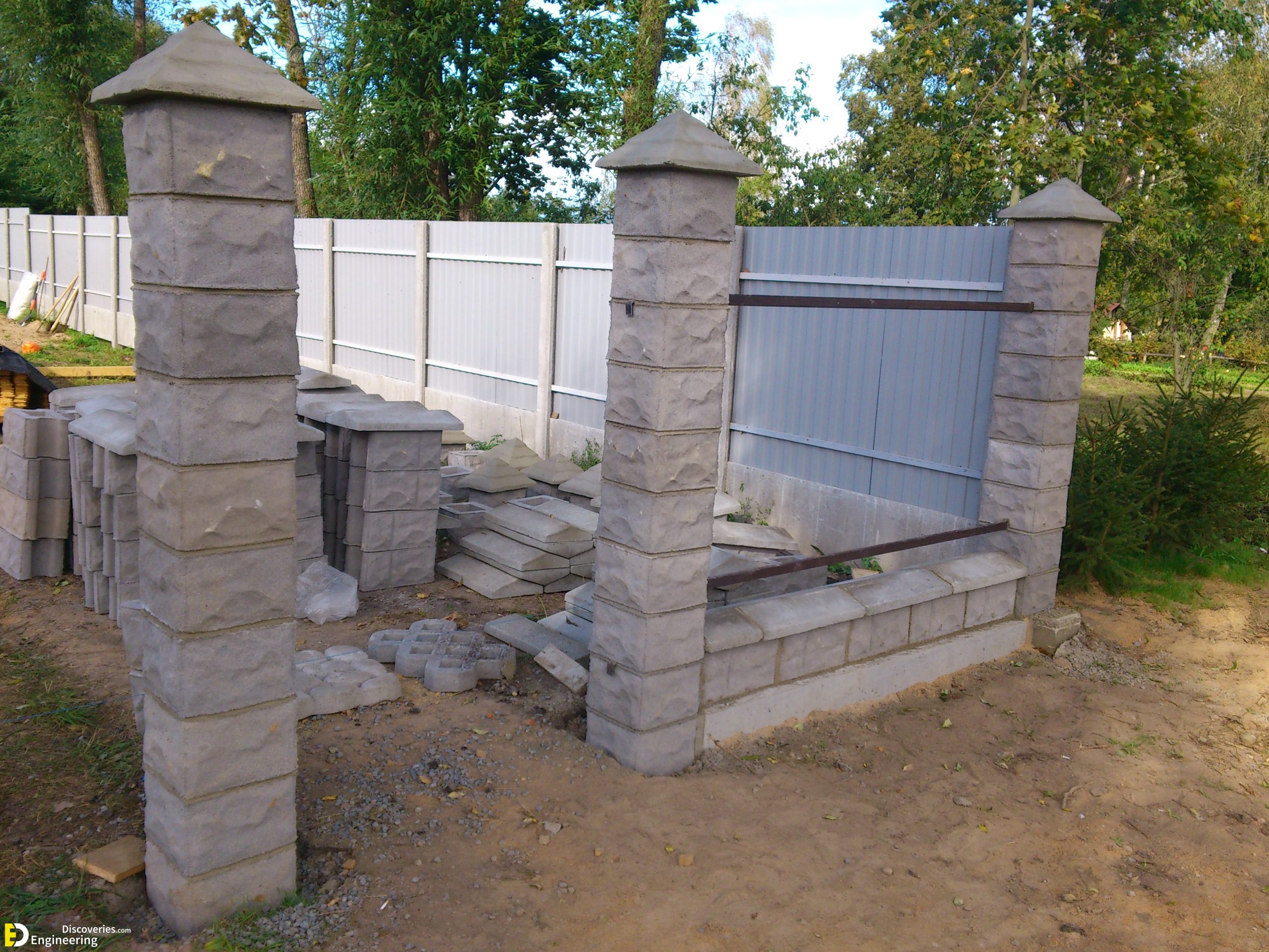 1619336659_81-p-na-uchastke-zabornie-bloki-dlya-stolbov-83-scaled.jpg