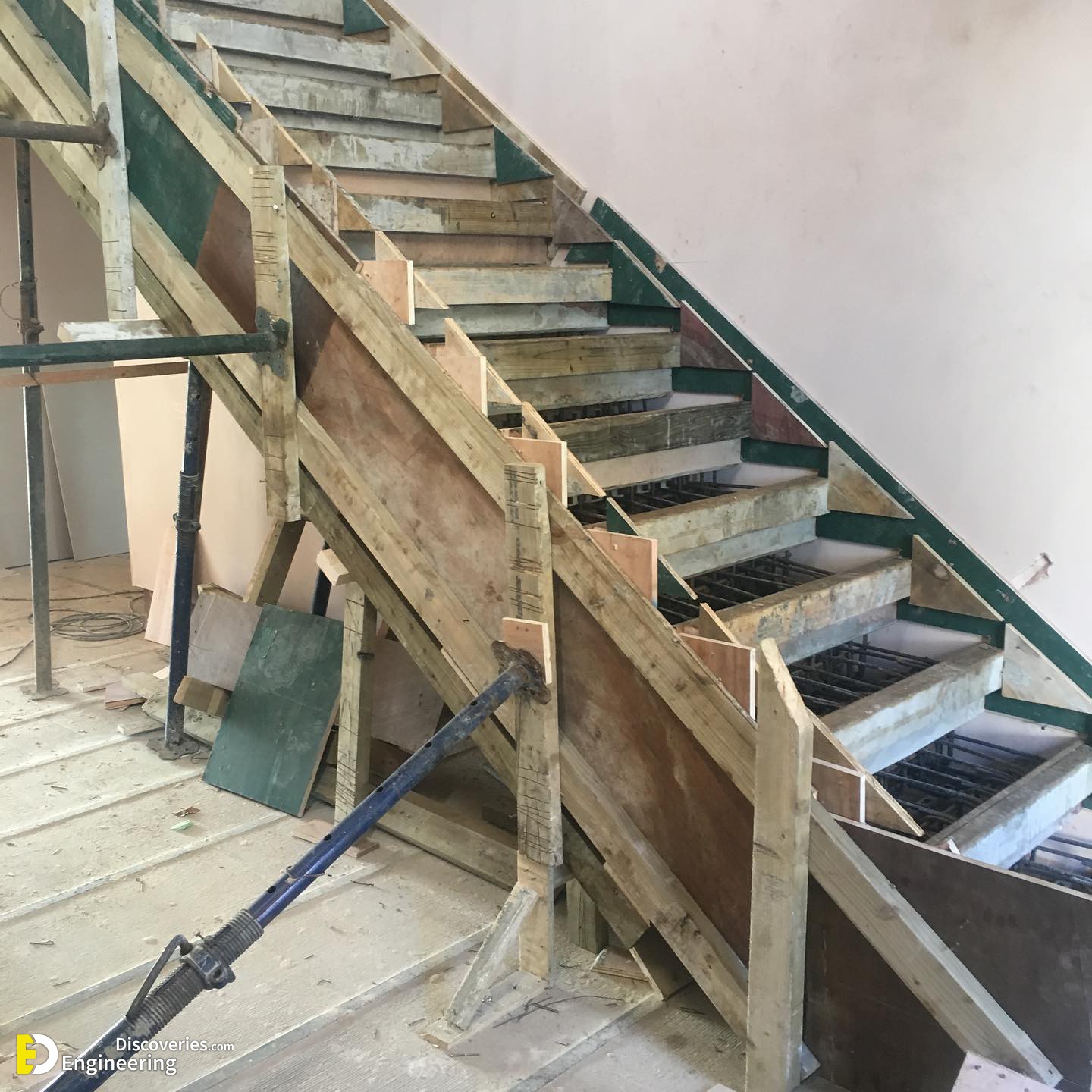 40-engineering-discoveries-302B-pictures-showing-rcc-concrete-stairs-under-construction.jpg