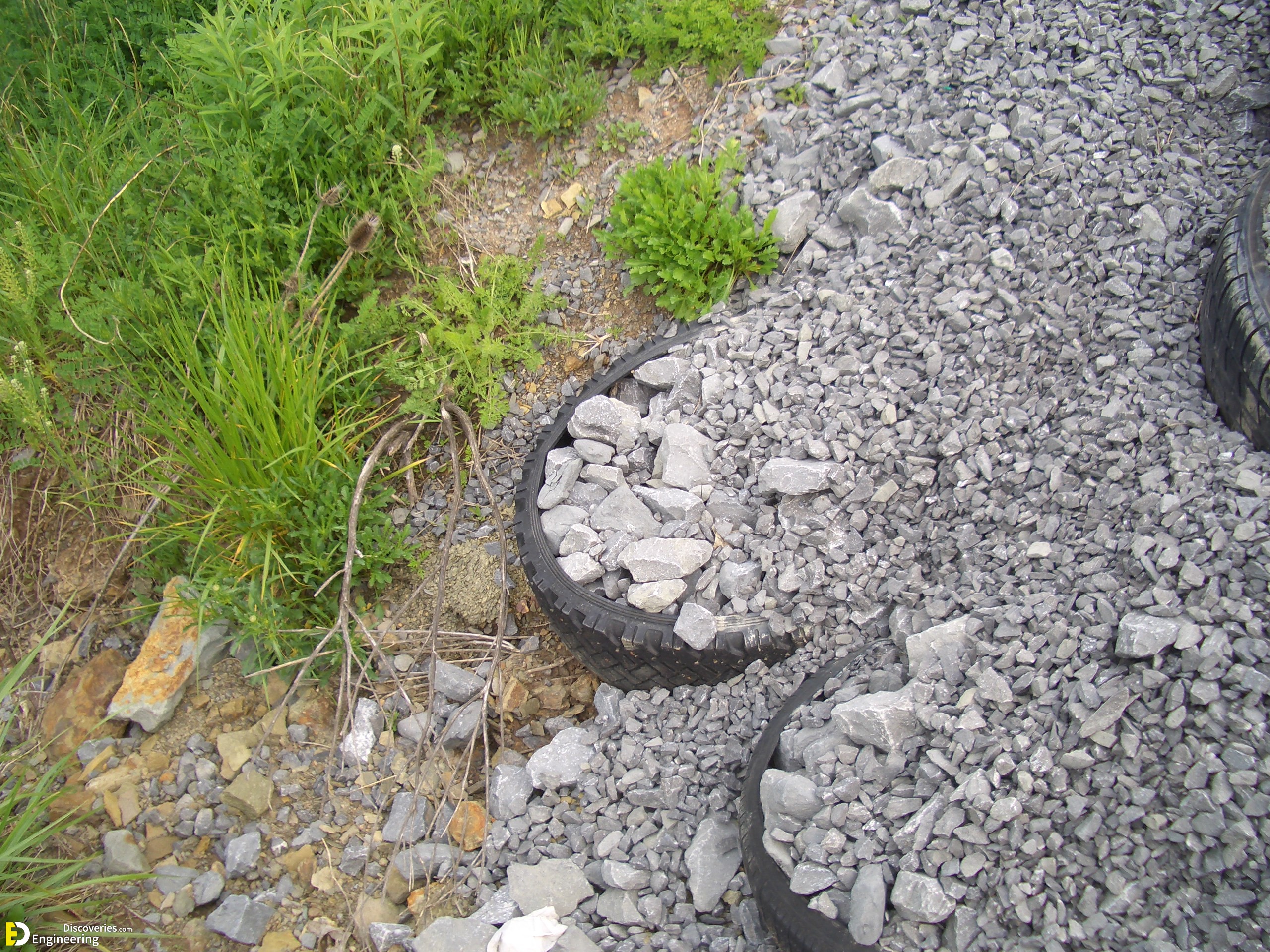 25-engineering-discoveries-construction-of-low-traffic-roads-by-using-old-tires.jpg