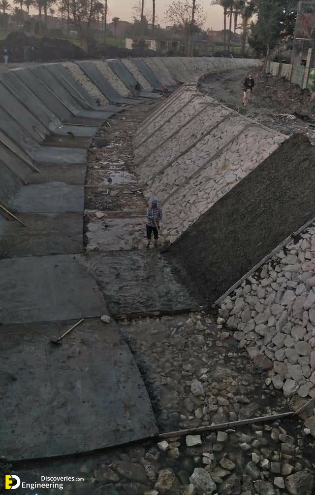 2-engineering-discoveries-342B-stunning-pictures-showcasing-the-construction-of-concrete-irrigation-canals.jpg