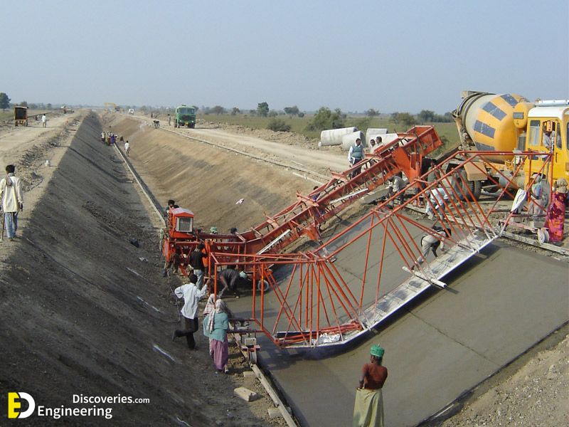 24-engineering-discoveries-342B-stunning-pictures-showcasing-the-construction-of-concrete-irrigation-canals.jpg