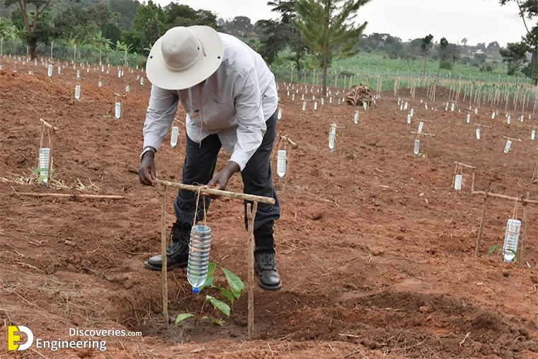 President-Museveni-demonstrates-how-to-use-water-bottle-irrigation.jpg