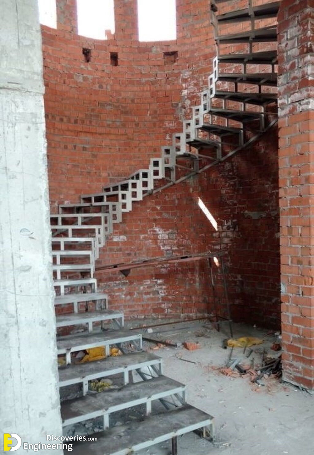 15-engineering-discoveries-272B-photos-of-iron-spiral-stairs-under-construction.jpeg