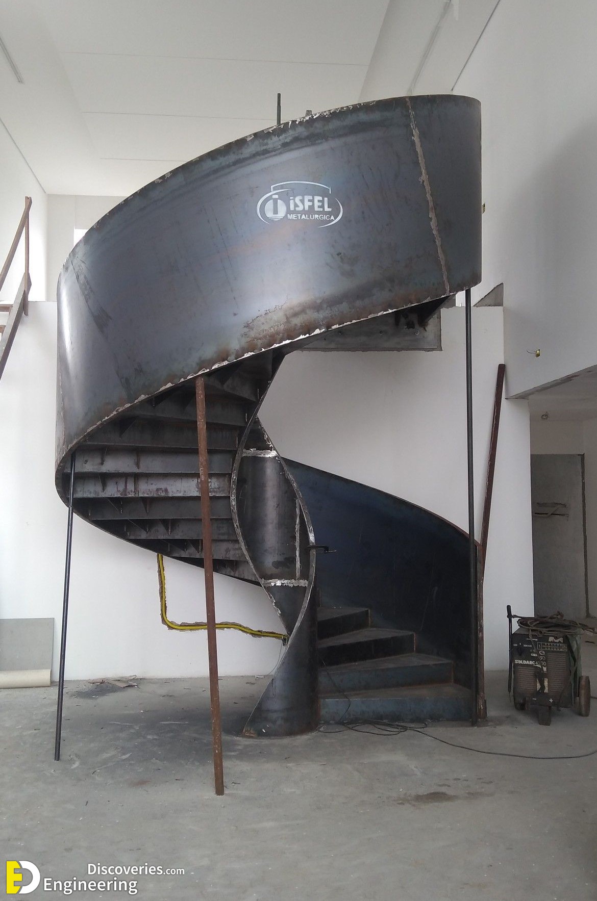 16-engineering-discoveries-272B-photos-of-iron-spiral-stairs-under-construction.jpg