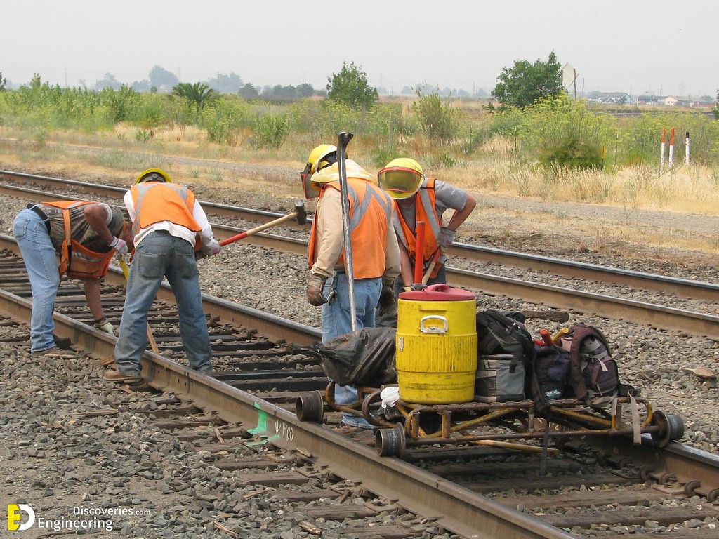 18-engineering-discoveries-322B-photos-of-railway-under-construction.jpg