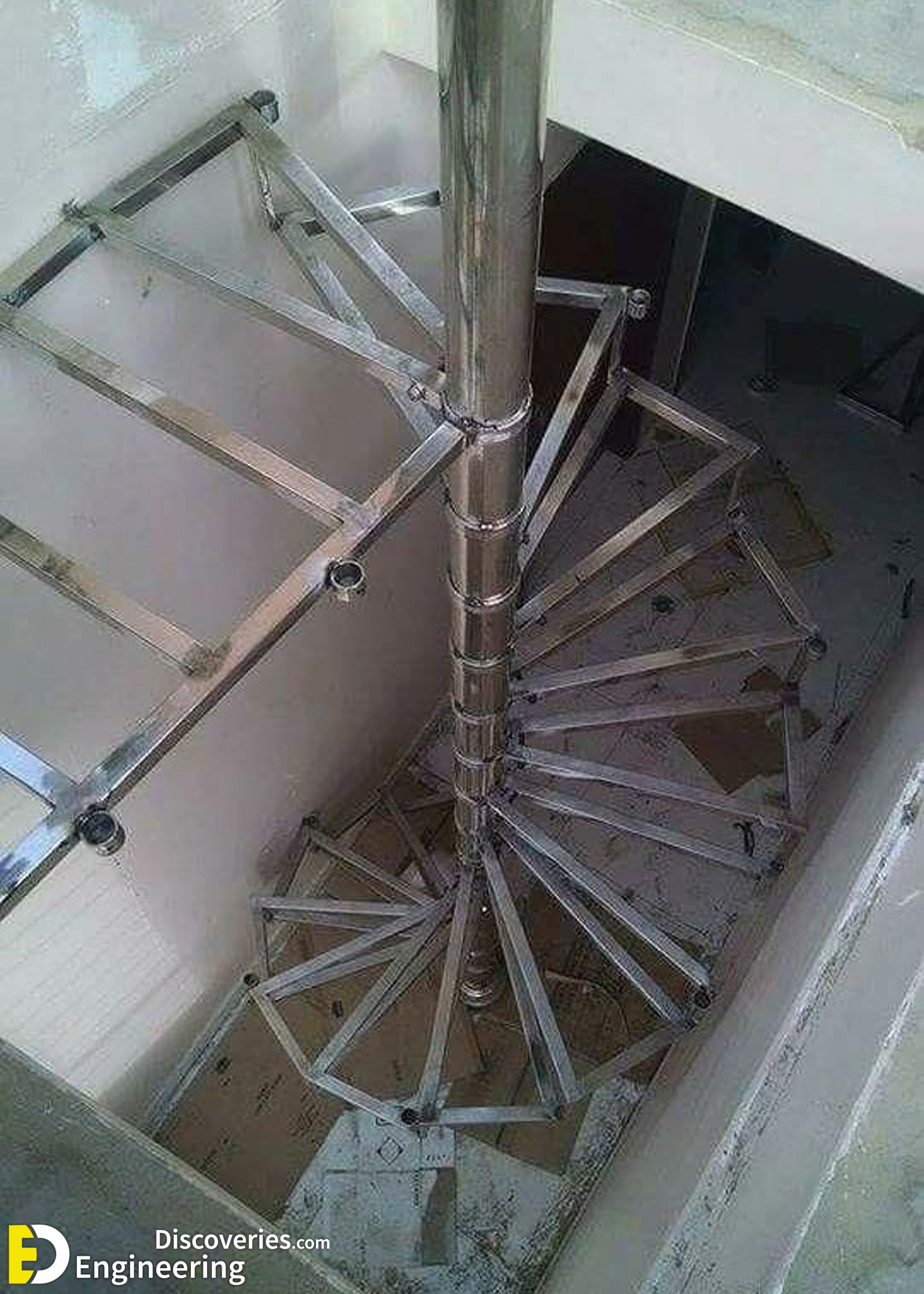 23-engineering-discoveries-272B-photos-of-iron-spiral-stairs-under-construction.jpg