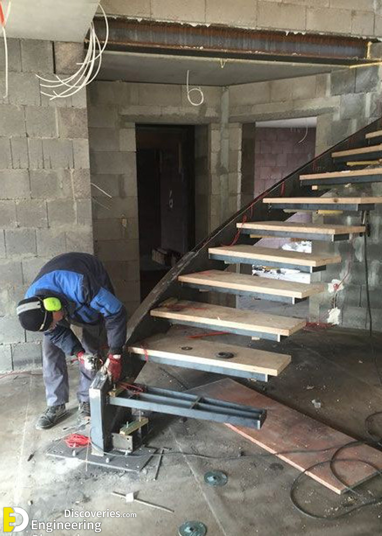 3-engineering-discoveries-272B-photos-of-iron-spiral-stairs-under-construction.jpg
