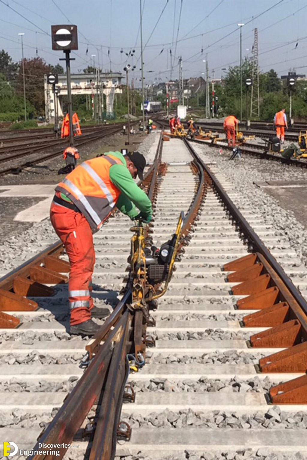 3-engineering-discoveries-322B-photos-of-railway-under-construction.jpg