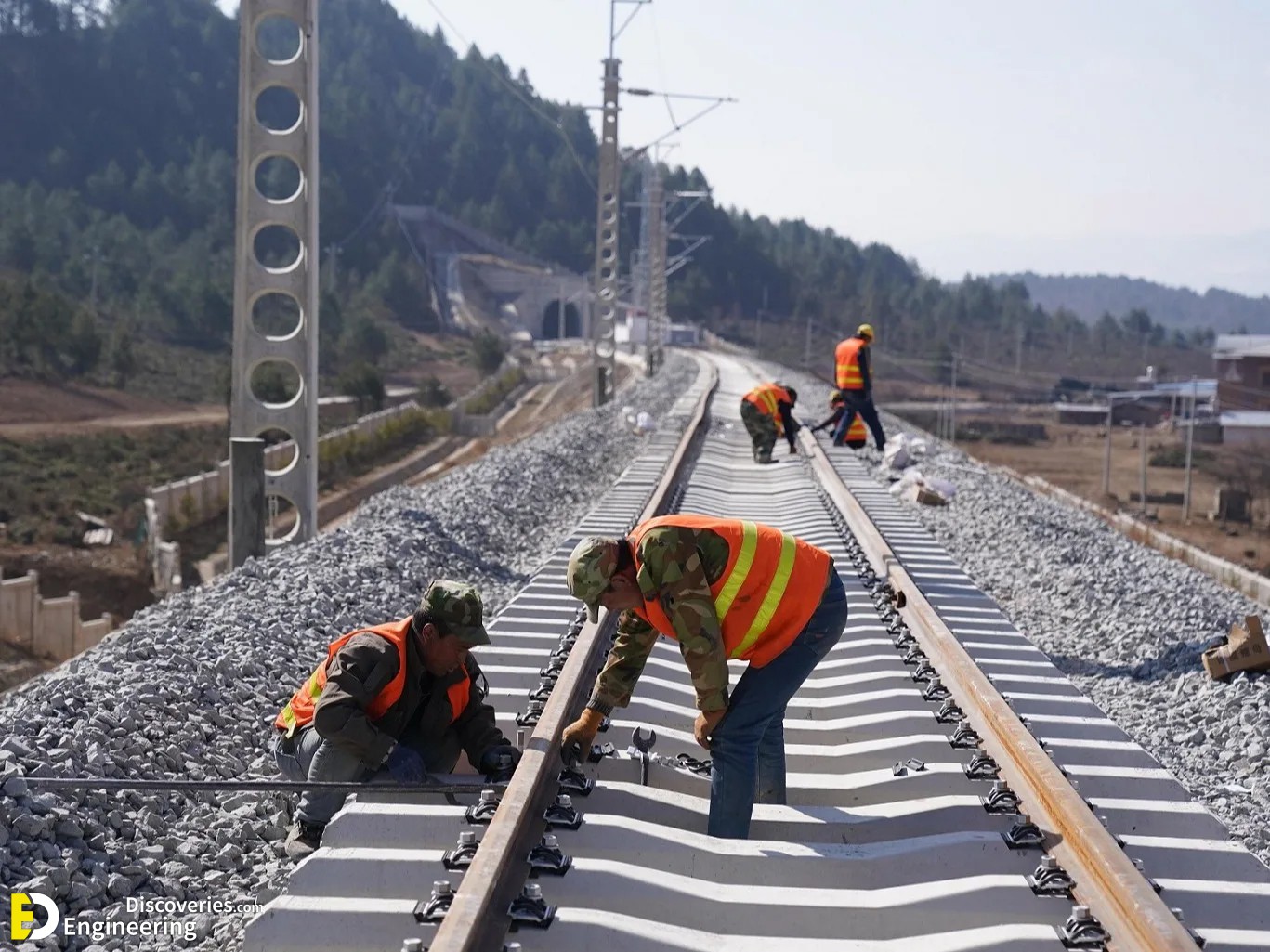 33-engineering-discoveries-322B-photos-of-railway-under-construction-1.jpg