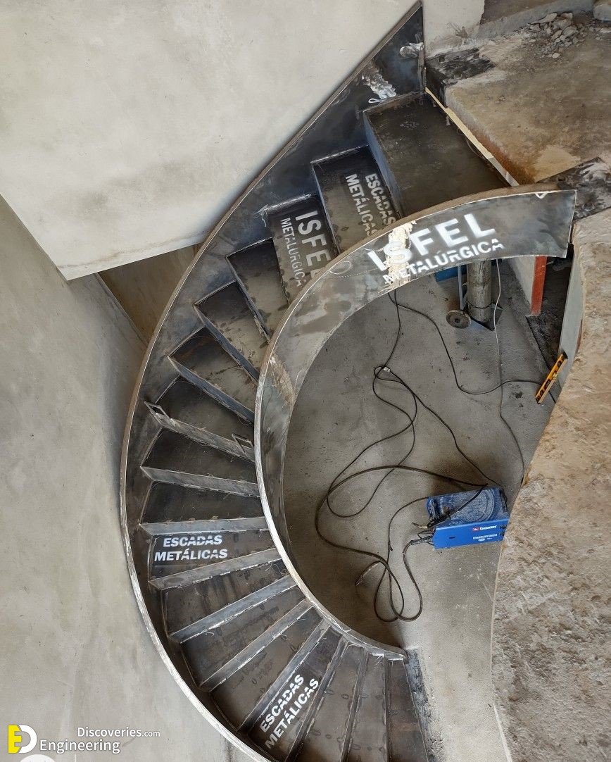 5-engineering-discoveries-272B-photos-of-iron-spiral-stairs-under-construction.jpg