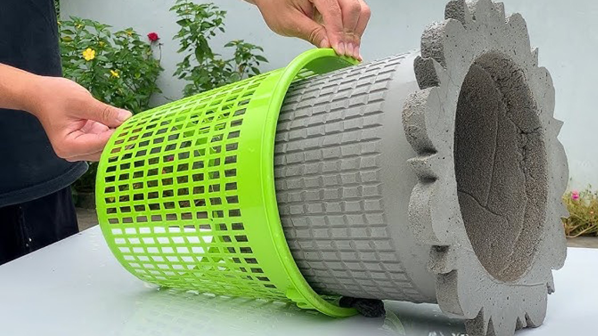1-engineering-discoveries-how-to-make-beautiful-decorative-plant-pots-from-plastic-bottles-and-cement-.jpg