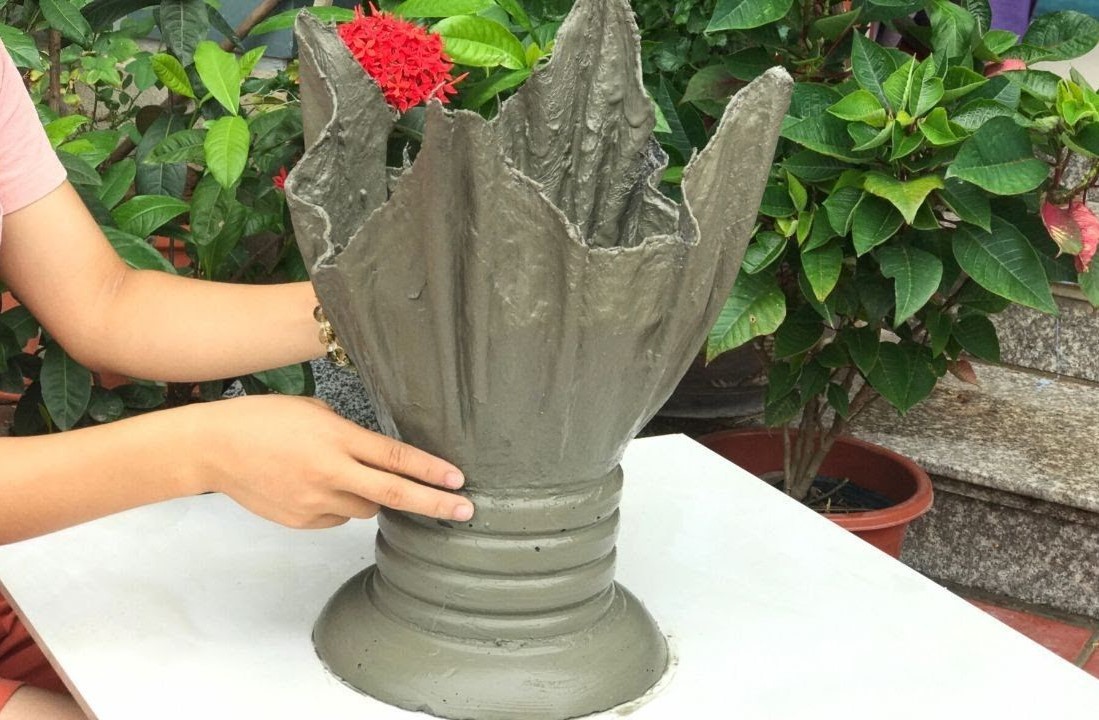 10-engineering-discoveries-how-to-make-beautiful-decorative-plant-pots-from-plastic-bottles-and-cement-.jpg