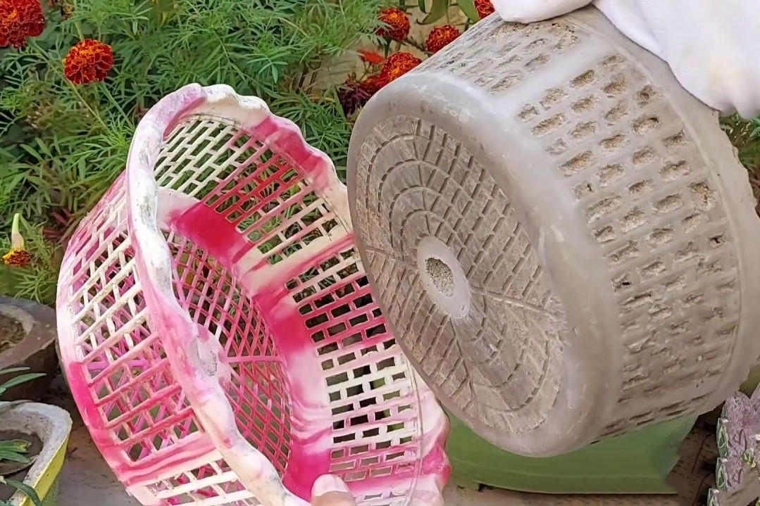 18-engineering-discoveries-how-to-make-beautiful-decorative-plant-pots-from-plastic-bottles-and-cement-.jpg