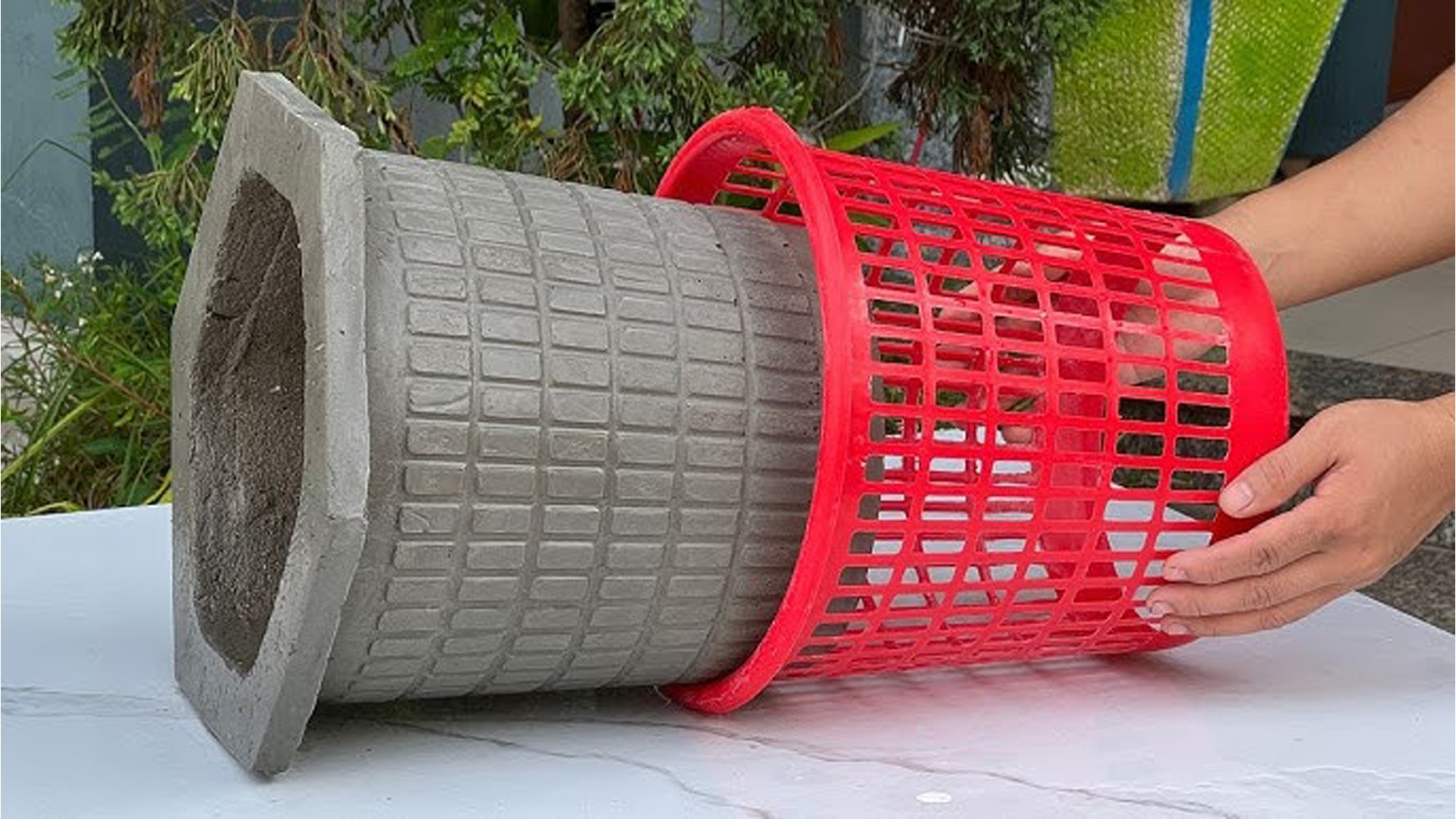 2-engineering-discoveries-how-to-make-beautiful-decorative-plant-pots-from-plastic-bottles-and-cement-.jpg