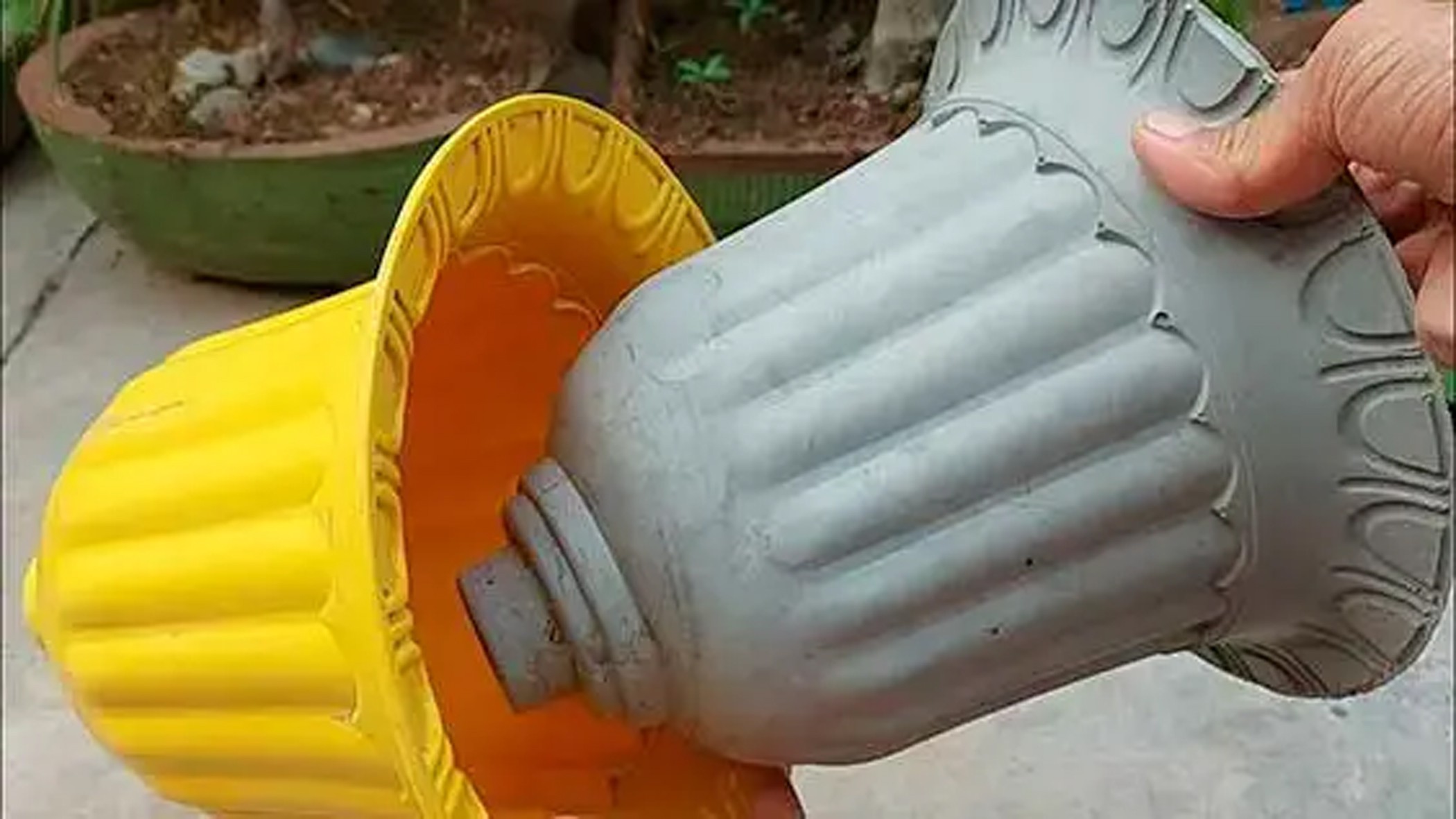 21-engineering-discoveries-how-to-make-beautiful-decorative-plant-pots-from-plastic-bottles-and-cement-.jpg