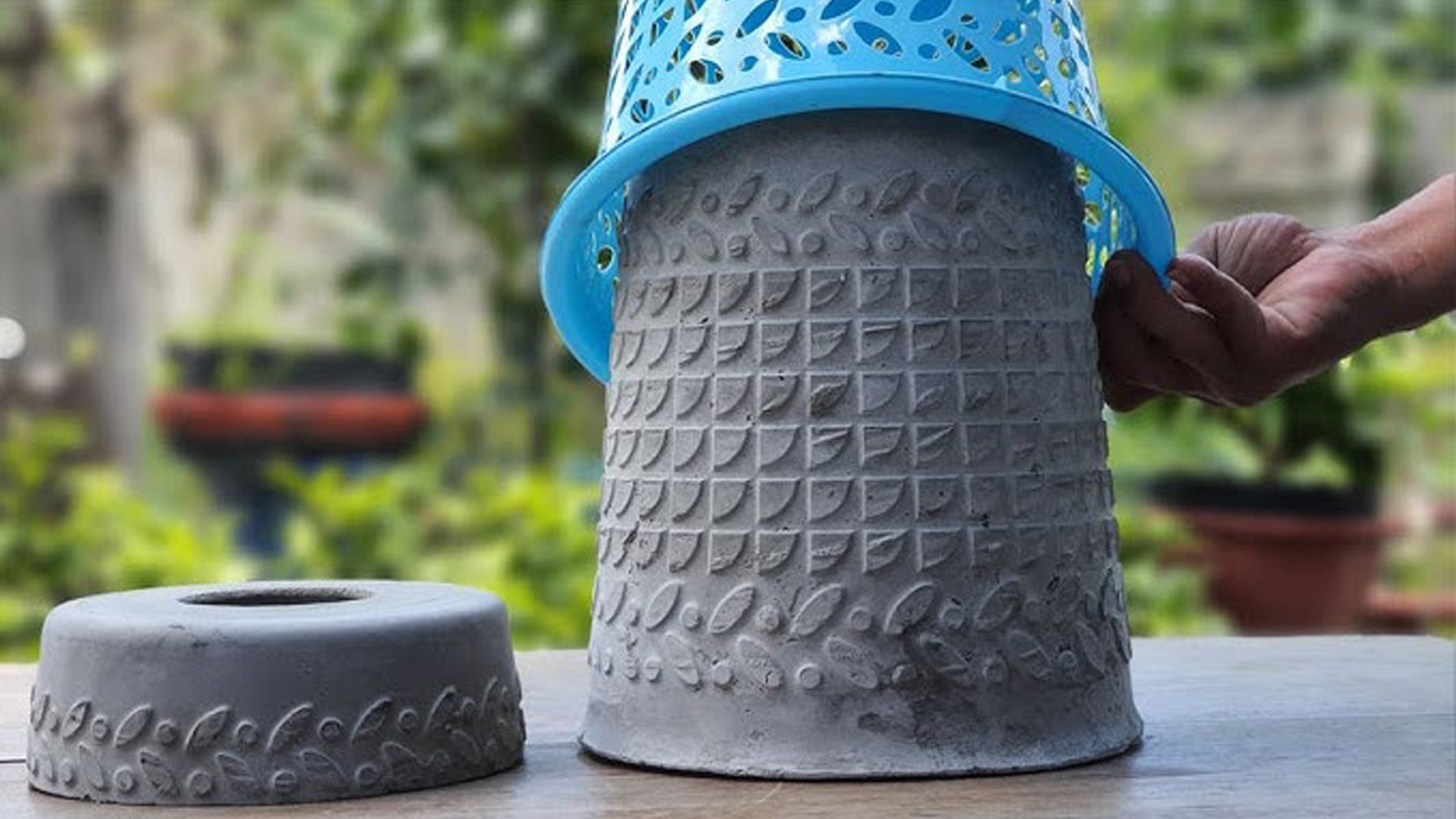 22-engineering-discoveries-how-to-make-beautiful-decorative-plant-pots-from-plastic-bottles-and-cement-.jpg