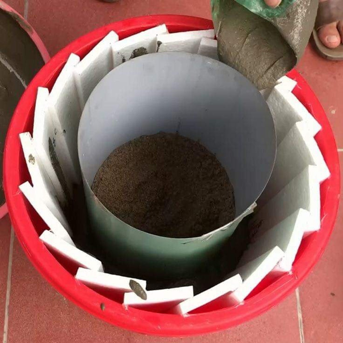24-engineering-discoveries-how-to-make-beautiful-decorative-plant-pots-from-plastic-bottles-and-cement-.jpg