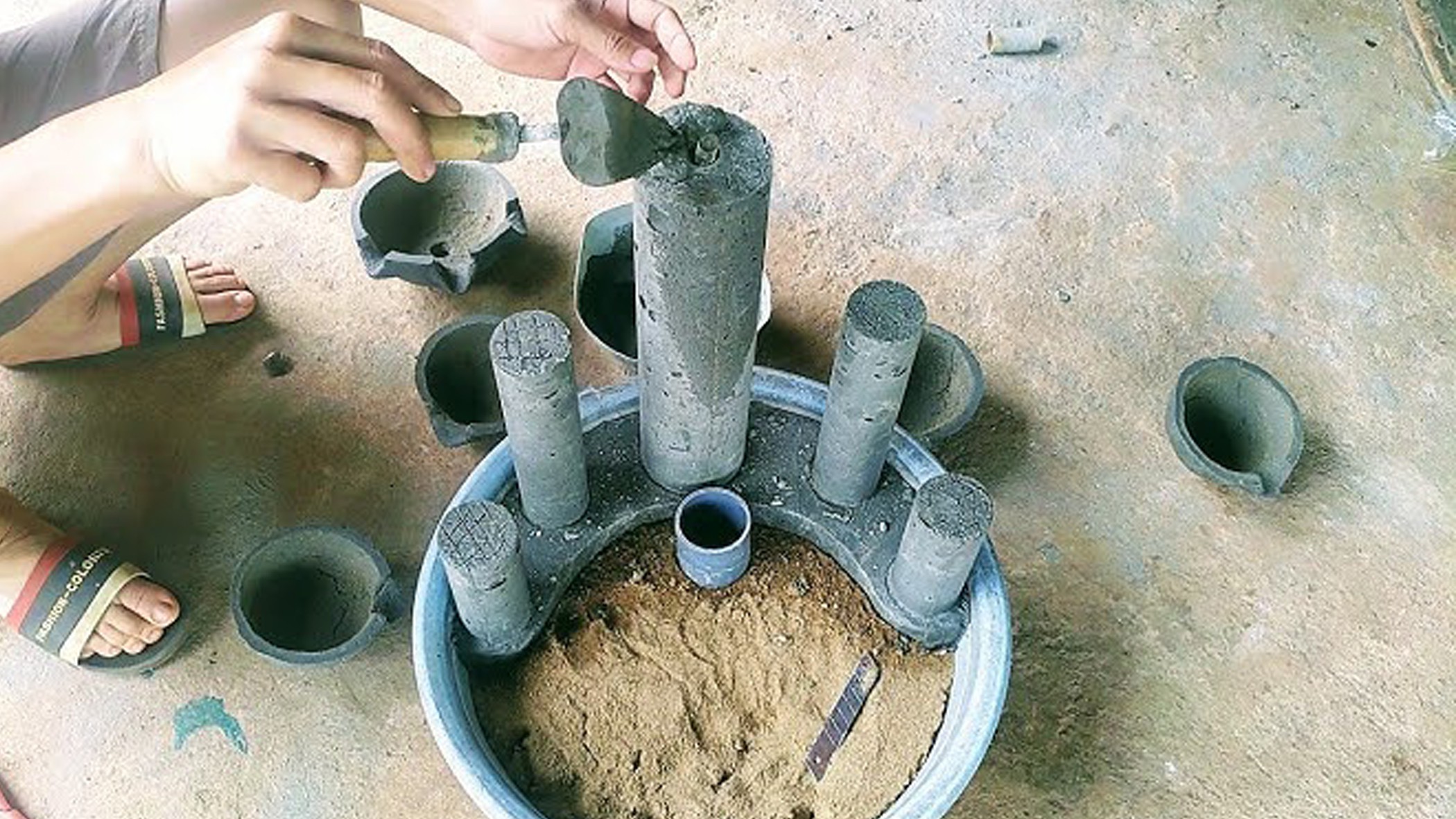 32-engineering-discoveries-how-to-make-beautiful-decorative-plant-pots-from-plastic-bottles-and-cement-.jpg