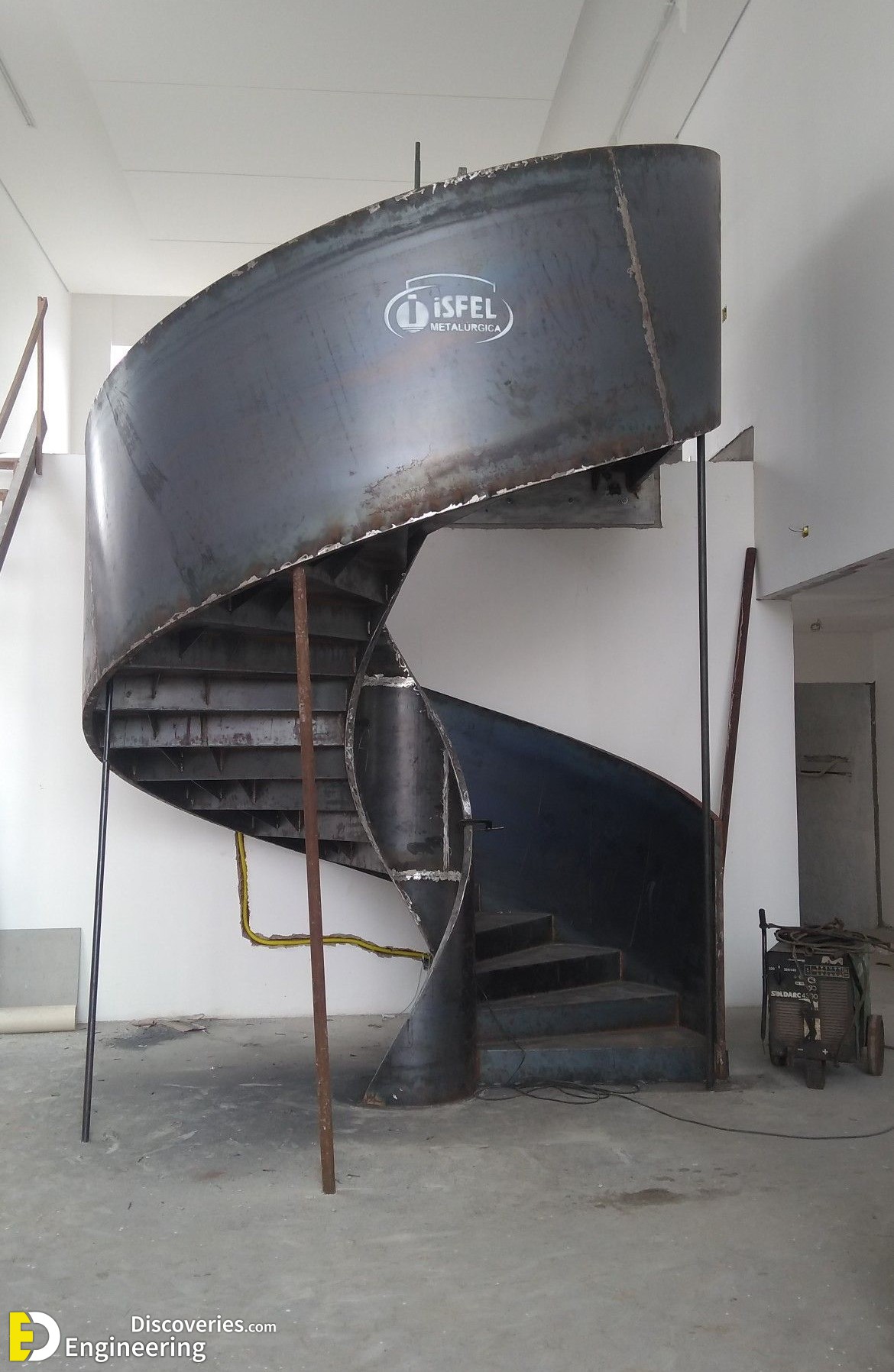 1-engineering-discoveries-29-images-of-iron-stairs-under-construction.jpg