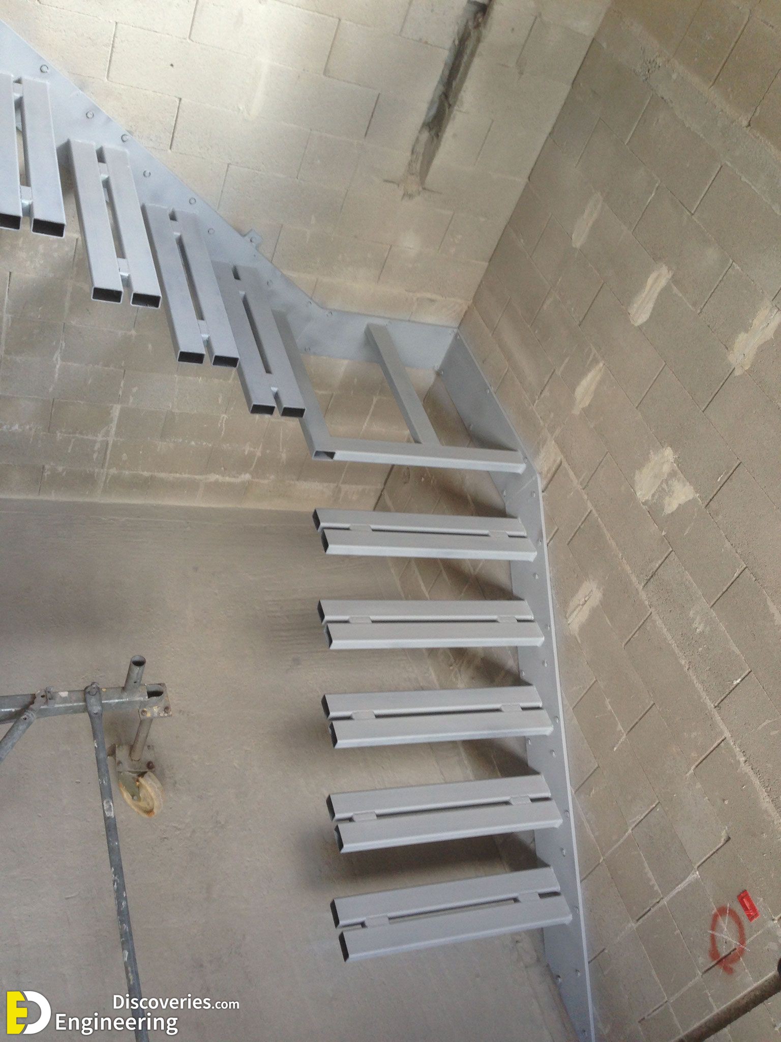 19-engineering-discoveries-29-images-of-iron-stairs-under-construction.jpg