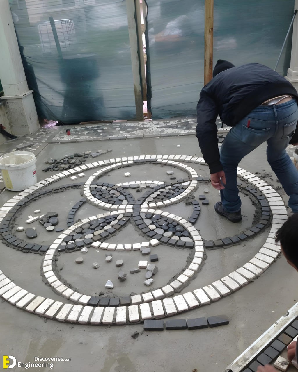 1-engineering-discoveries-322B-eye-catching-pathway-ideas-for-your-next-outdoor-project.jpg