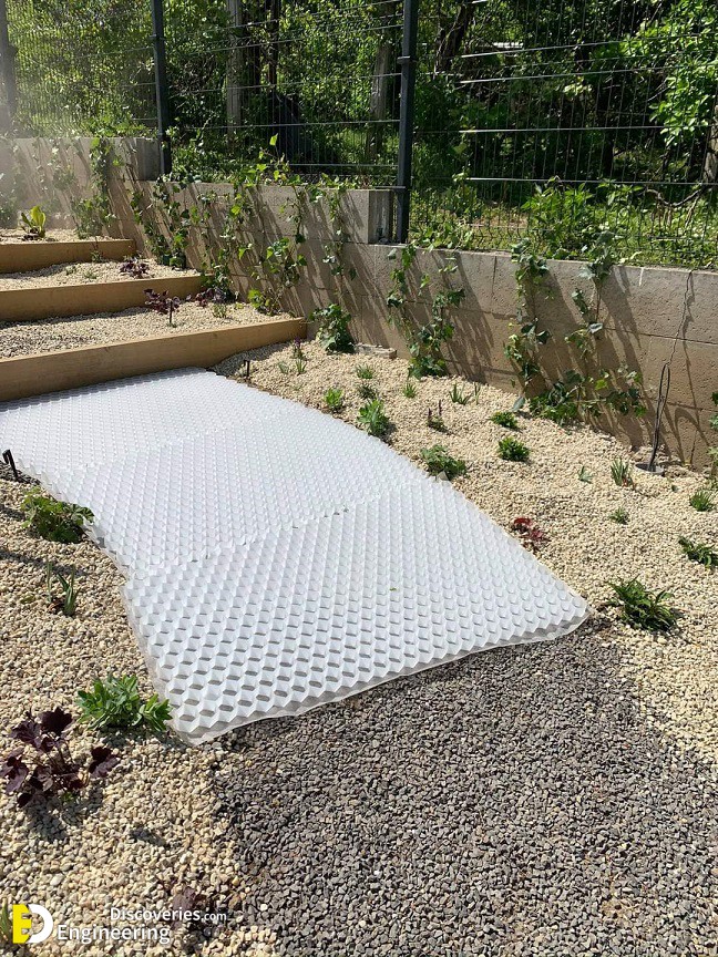 13-engineering-discoveries-details-of-the-mesh-system-used-in-driveways-to-stabilize-gravel.jpg
