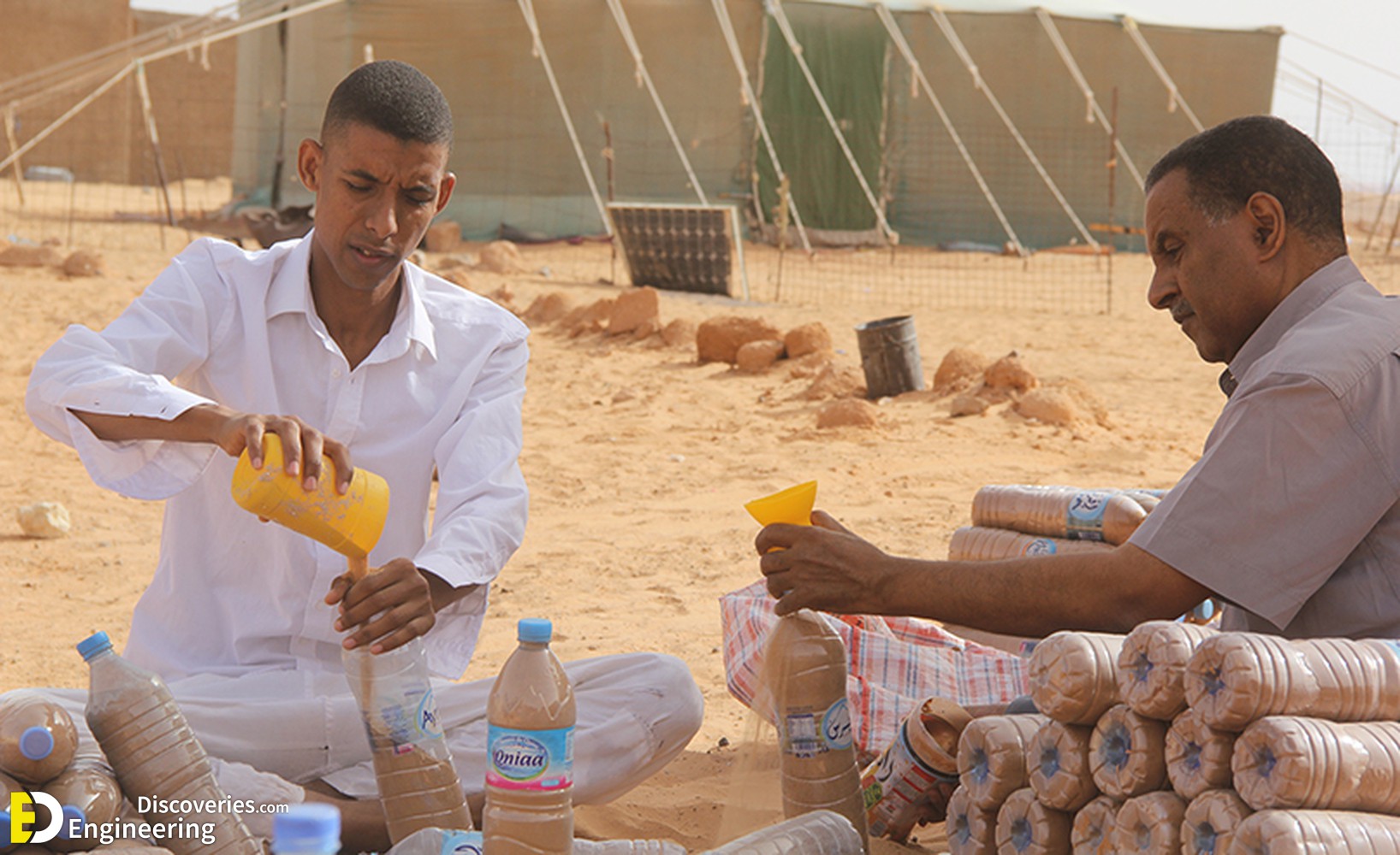 4-engineering-discoveries-mi-hermano-y-mi-padre-ayudando-en-rellenar-botellas-de-plastico-por-arena-sacada-por-tateh-lehbib-810x495-1.jpg