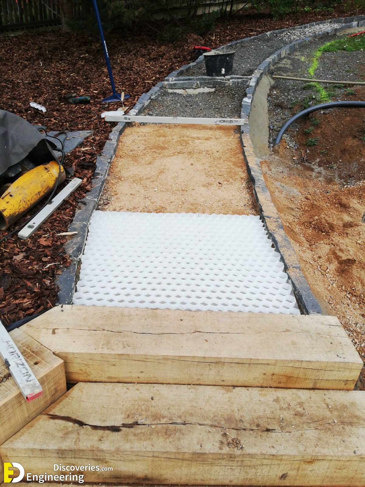 5-engineering-discoveries-details-of-the-mesh-system-used-in-driveways-to-stabilize-gravel.jpg
