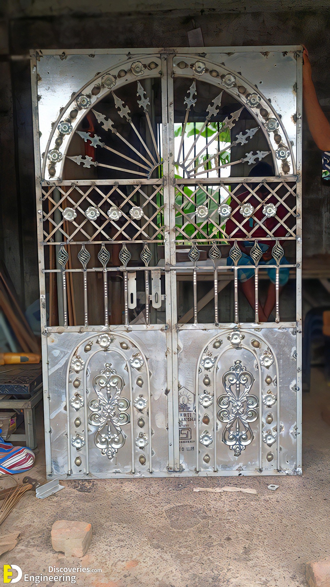 4-engineering-discoveries-22-amazing-iron-gate-designs-that-will-elevate-your-homes-curb-appeal.jpg